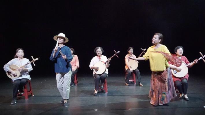 【屏東縣滿州鄉民謠協進會】的大齡女性歌者們，將以帶著海風鹹味的歌聲，引領觀眾「來滿州踅玲瑯」。