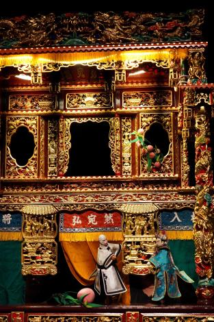 傳承自陳錫煌藝師的【弘宛然古典布袋戲團】結業藝生演出膾炙人口的經典戲齣。