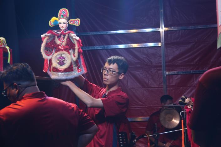 【昇平五洲園】承襲雲林縣政府登錄傳統表演藝術保存者林宗男的家傳技藝，家傳三代的精彩演出令人期待(中為結業習藝生-林瑞騰)。