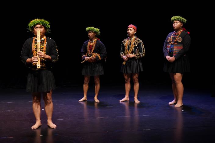 【屏東縣台灣原住民文化研究會】持續以排灣族口笛、鼻笛演出，傳遞族人對愛、感恩與祝福的情感。