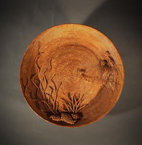 駐園作品展作品《漫遊》，由竹籐編工藝師楊雅雪創作，運用竹籐編技法展現出水母悠游的水中姿態(國立傳統藝術中心提供)