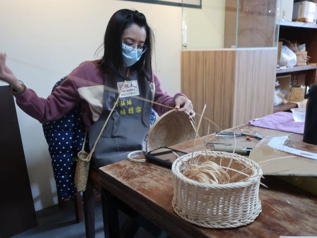 竹籐編工藝師楊雅雪專注創作的模樣，吸引遊客駐足欣賞(國立傳統藝術中心提供)