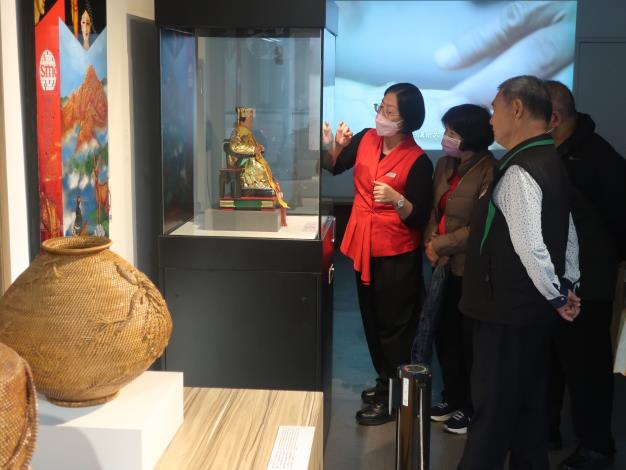 透過專業的導覽解說，遊客在欣賞作品之餘，也能更深入了解臺灣傳統工藝的精神(國立傳統藝術中心提供)