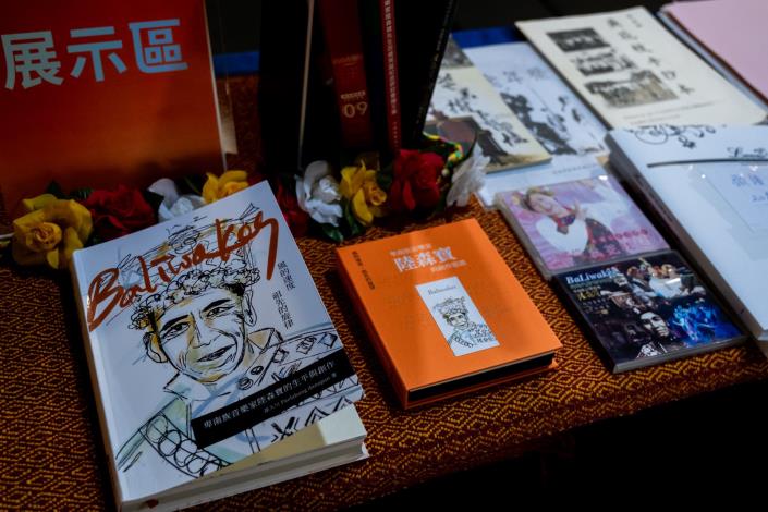 發表會現場，展示陸森寶相關出版品。