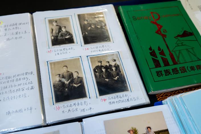 發表會現場，展示陸森寶照片與相關出版品。