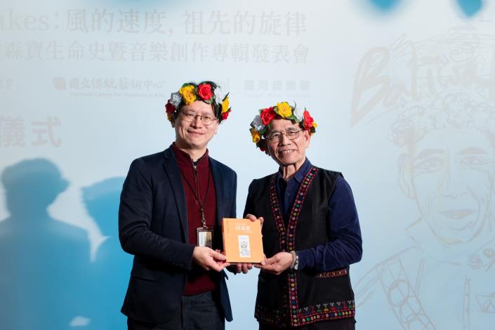 發表會中由傳藝中心臺灣音樂館賴世哲館主任(左)致贈專輯予陸森寶公子陸光朝(右)。