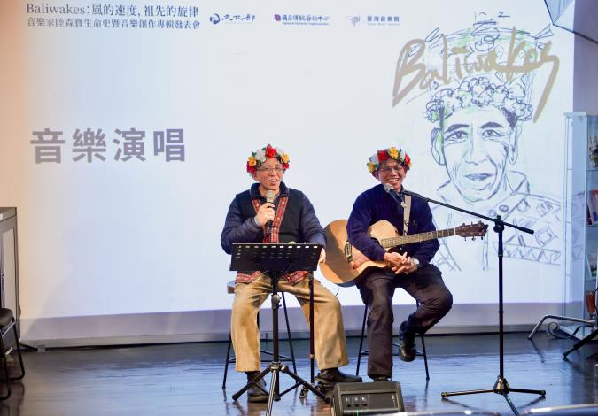 發表會現場，由陸森寶公子陸光朝、陸賢文現場演唱父親歌曲。