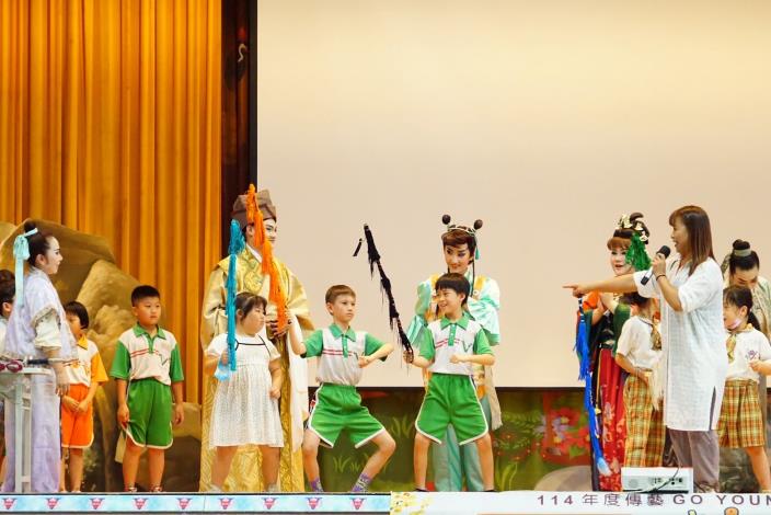 繡花園戲劇團帶領學童體驗傳統戲曲身段，透過親身動作感受戲曲之美。（資料照片，114年「傳藝Go Young校園巡演計畫」，國立傳統藝術中心提供）