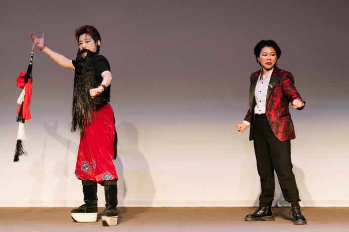 張秀琴藝師與主持人郭員瑜教學互動