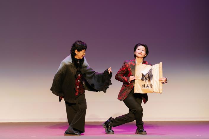 林美香藝師與主持人郭員瑜教學互動
