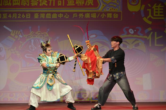 新和興總團第四代傳人江怡璇與金鷹閣電視木偶劇團共同演出。
