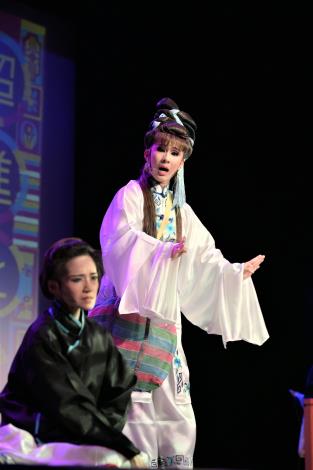 姿蓉歌劇團《靈前會母》帶來精彩唱段 (由右至左為培訓人員柳安安、演員王雅鈴)