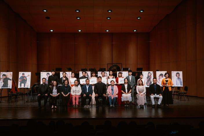 前排左起指揮林亦輝、評委林慧寬、施德玉、許瀞心、臺灣國樂團團長吳定哲、嘉義民族管弦樂團呂翼雲團長、評委葉淑珍、姚碧青、陳崇青、臺灣國樂團副指揮周聖文，及10位入圍