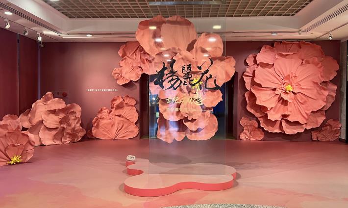 「世紀初戀‧楊麗花  歌仔戲特展」展出珍貴影音、照片及相關展品，並透過AI技術實現觀眾與楊麗花合照及共演願望。(國立傳統藝術中心提供)