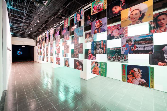 《原音如此流行－從山地歌謠到流行金曲》特展-屏東場今（8）日開幕，延續去年策展特色，入口處以各年代原住民歌手與音樂人的影像鋪陳，如同穿越時光甬道，引領觀眾走進歌聲