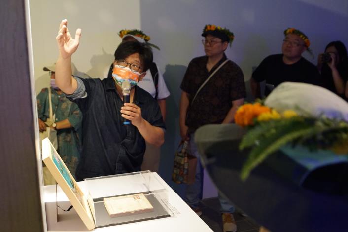 開幕式結束後，由策展人葉宗哲導覽展區。