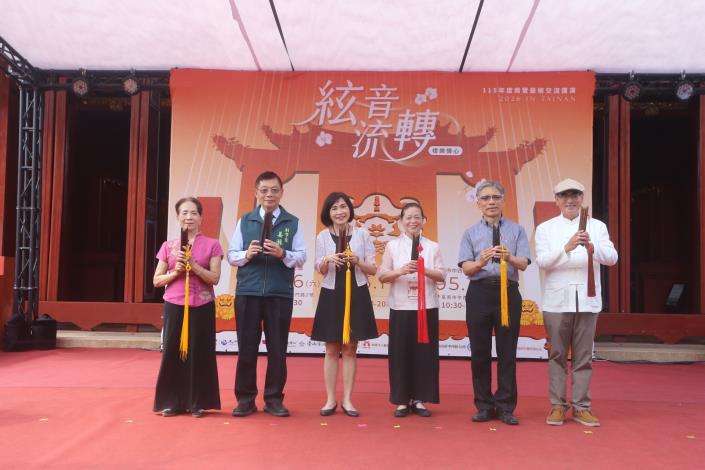 115年度南管藝術交流匯演今（16）日於臺南孔廟正式登場，由人間國寶陳嬿朱老師(左一)、臺南市姜淋煌副市長(左二)、傳藝中心陳悅宜主任(左三)、人間國寶林吳素霞老師(右一)、臺南市政府文化局林韋旭副局長(右二)、財團法人臺南市孔廟文化基金會葉重利執行長(右一)共同進行「拍板儀式」，象徵本次匯演正式啟動。