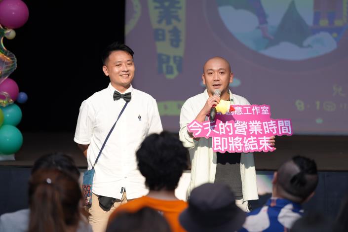 浩明創意工作室《今天的營業時間即將結束》將時空拉至未來世界，想像歌仔戲已經消失，~館的展覽，以「博物館驚魂夜」的概念，讓歌仔戲前後場角色在深夜裡再次復活、重返舞台。