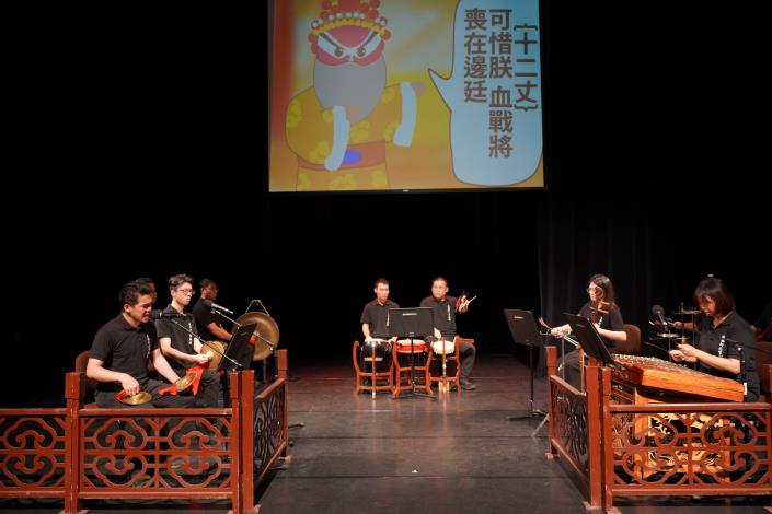 【延樂軒北管劇團】以鏗鏘有力的北管樂音與戲曲透過活潑可愛的手繪視覺設計，搭配北管古路戲曲《燒窯》，展現民間戲曲魅力。