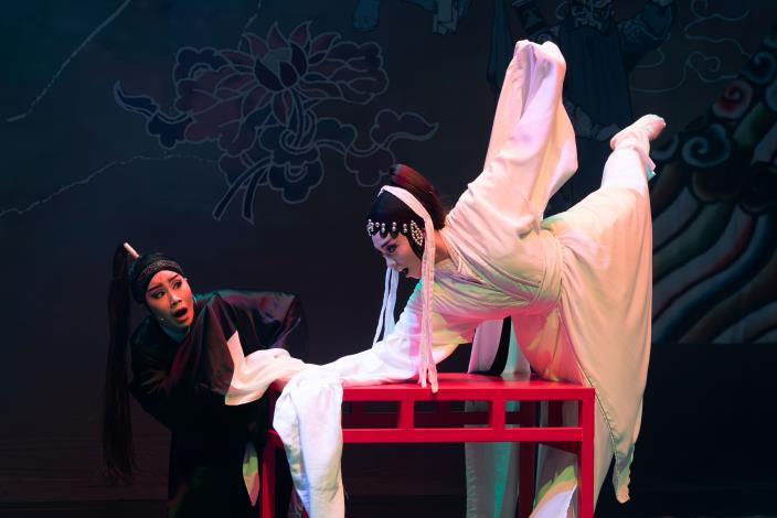 【薪傳歌仔戲劇團】新秀鄭紜如（右）主演經典劇目《王魁負桂英》，透過焦桂英一角深刻詮釋人物悲苦情感。