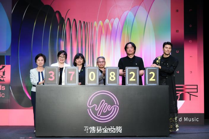 （左起）戲曲表演類召集人王麗嘉、總召集人暨音樂類召集人施德玉、文化部政務次長李靜慧、國立傳統藝術中心副主任王逸群、策展人王奕盛、宣傳大使鳳小岳啟動儀式