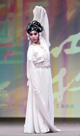 窮劇場《紅梅虎度》，揉合粵劇與歌仔戲民間兩大劇種，讓《再世紅梅記》的古典靈魂在當代「還魂」。