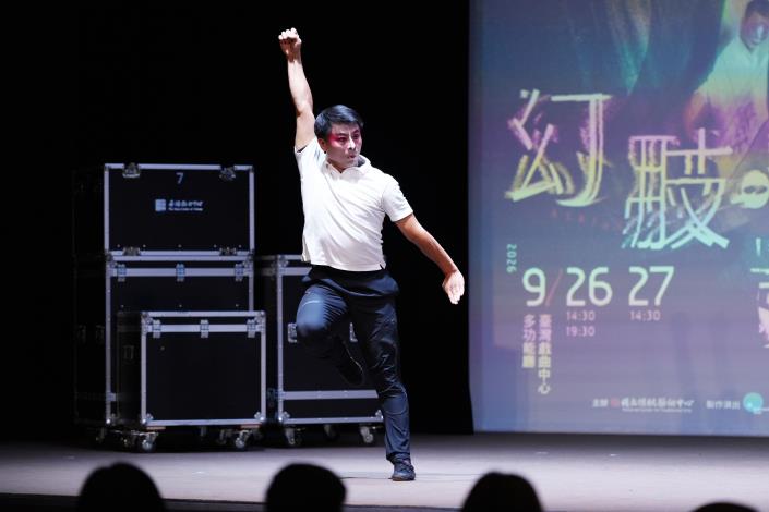  變動能工作室《幻肢。換置》交織戲曲、武術與當代聲響，以經典折子戲《起布問探》為基礎結構，讓聲音隨角色意識在劇場中流動。