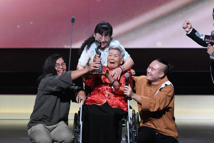 張日貴榮獲第37屆傳藝金曲獎「音樂類特別獎」，表彰其一生致力於滿州民謠保存、傳承與推廣的卓越貢獻與成就。 (1)