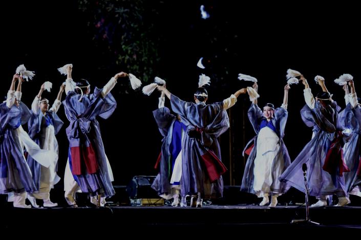韓國辛恩珠舞蹈團攜手國家無形遺產「南海岸別神祭」保存會演出《迎水》，以鼓樂與祭儀舞蹈呈現沿海漁村的海洋巫祭。（國立傳統藝術中心提供）