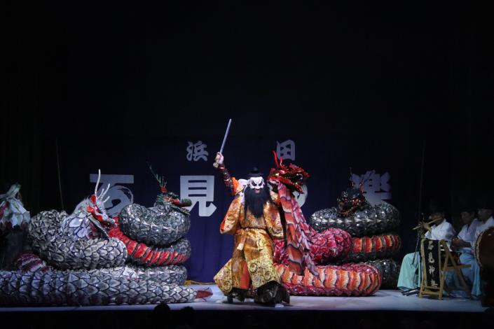 濱田石見神樂社中透過鮮麗戲服與道具，演出經典神話《惠比須》與《大蛇》。（國立傳統藝術中心提供）