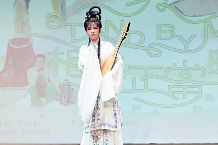 臺灣戲曲學院青年劇團新秀彭羽如演出《昭君．怨》劇中飾演王昭君，透過細膩溫柔嗓音，塑造王昭君幽微內心的舞臺形象。