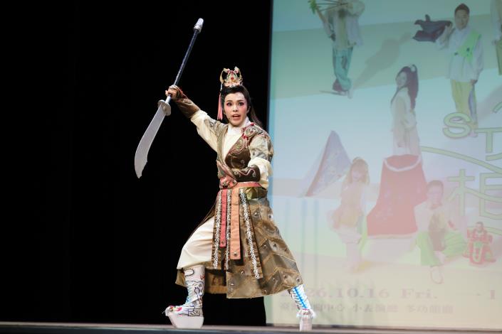 新秀吳宜蓁，演出唐美雲歌仔戲團《大漠胭脂》劇中的長孫晟，呈現小生文武兼備，面對愛情、家仇與國家大義時的掙扎與深情。