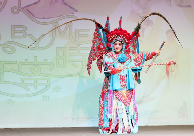 國光劇團《竹林記 火燒余洪》新秀希達爾•伊安 飾演劉金定，以俐落的身手與唱腔，展現武旦的「美、媚、脆、銳、帥」