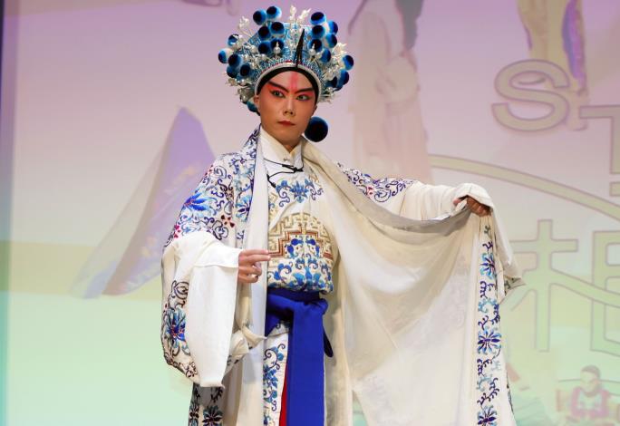 當代傳奇劇場新秀李軒綸出演京劇《天霸拜山》中的黃天霸，展現出武生「文戲武唱」的典範之作，劇中擁有大量考驗功底的口白與對口戲，呈現出武生不同樣貌。