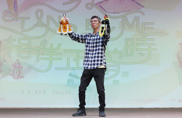 昇平五洲園新秀林瑞騰挑戰演出《武飛斷足》，詮釋武飛行俠仗義、意氣風發轉至悲憤的情緒轉折，更掌握老藝師劉祥瑞傳授的氣口、身段與表演節奏挑戰此劇