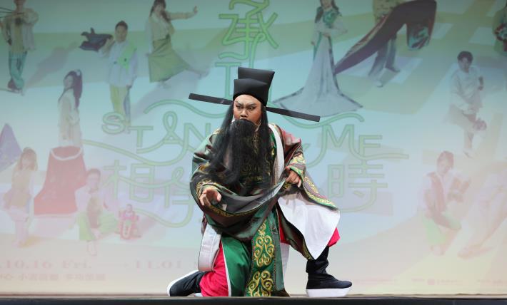 薪傳歌仔戲劇團《滿江紅》新秀鄭力榮飾演秦檜，透過「岳飛之忠」與「秦檜自辯之忠」的對~命、現實與自保間的人性掙扎，考驗其老生行當的唱唸功力、舞台節奏與複雜人物塑造能力。
