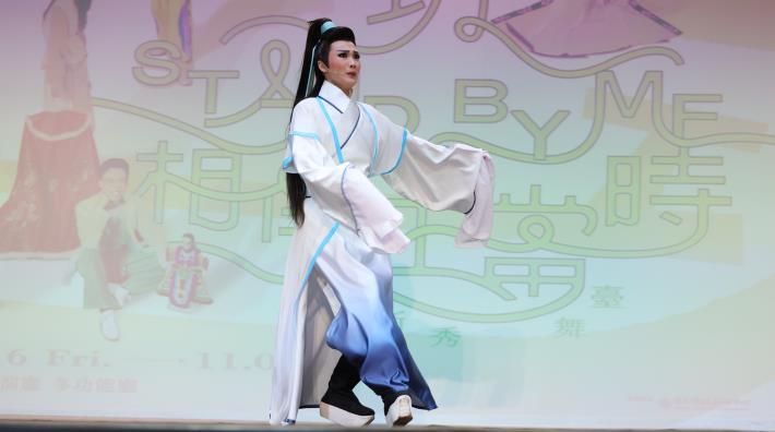 台北市和華樂社新秀黃偲璇演出《周仁獻嫂》，由人間國寶小咪親授技藝演出主角周仁，演出~主角對情義抉擇與人性悲劇下的抉擇與痛苦，力求將人物內心的掙扎與情感轉折傳達給觀眾。