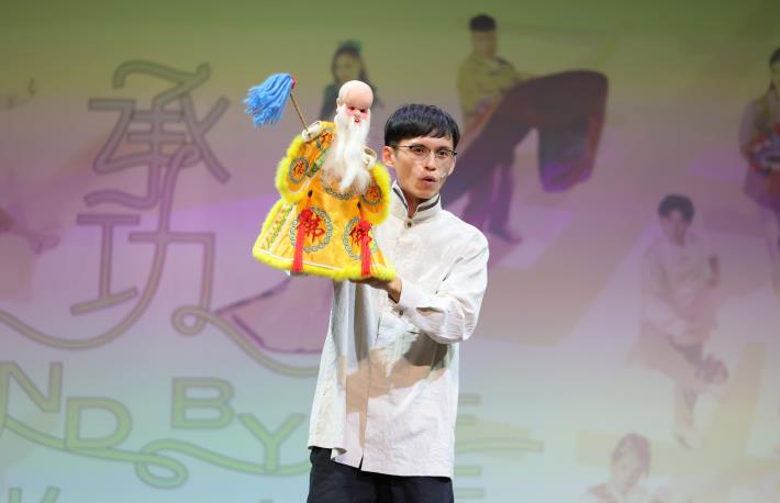 新秀廖群瑋甫獲得第37屆傳藝金曲獎最佳偶戲主演獎，便挑戰自我極限，演出《大清外史-呂~以華麗刀光劍影塑造江湖豪情，劇中女性角色眾多，如何呈現不同人物性格為此次一大挑戰。