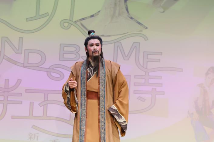 聖淵戲曲藝術坊周聖淵飾演程嬰《萬古流芳》，挑戰以老生行當展現主角隱忍失子之痛，自責自苦的人性掙扎，為趙氏孤兒守候十五載的忠義之心的複雜心理