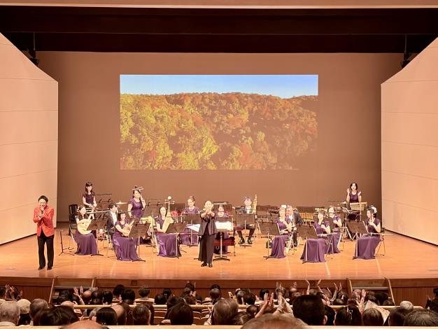 臺灣國樂團演奏日本民謠《紅葉》，與台下觀眾一起共演