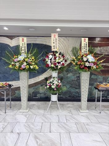 駐日本代表處李逸洋代表、千葉縣中華總會濱田裕子會長、日本千葉台灣商會王育琦會長致贈花籃