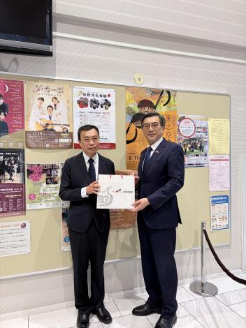 臺灣國樂團吳定哲團長與駐日本代表處周學佑公使