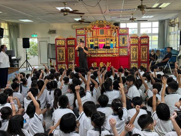 「115年度傳藝Go Young校園巡演計畫」，彰藝園掌中劇團與學童互動熱絡，學童踴躍參與。