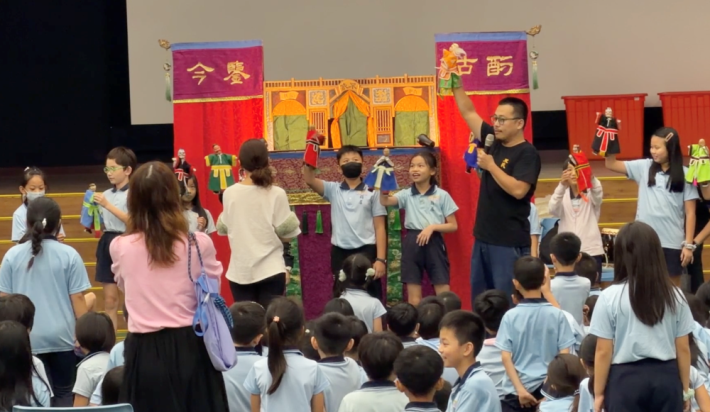 「115年度傳藝Go Young校園巡演計畫」，不貳偶劇讓學童上台體驗操偶的樂趣。
