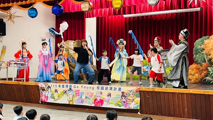 「115年度傳藝Go Young校園巡演計畫」，繡花園戲劇團引導學童學習歌仔戲上馬身段。