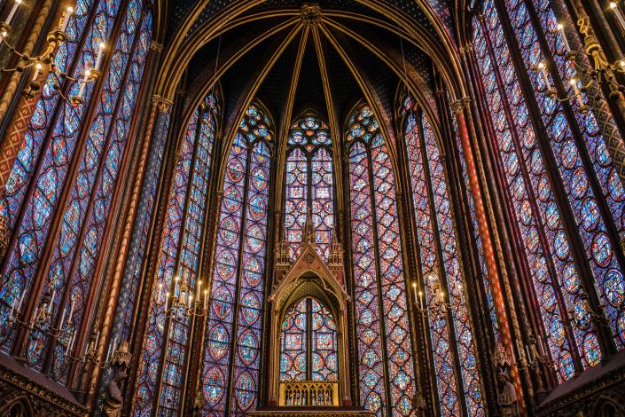 「神聖之光」洗滌昇華　映現教堂彩繪玻璃之美