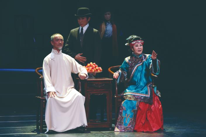 《當迷霧漸散 》中，羅太夫人與青年林獻堂、老年林獻堂。（徐欽敏攝／一心戲劇團提供）