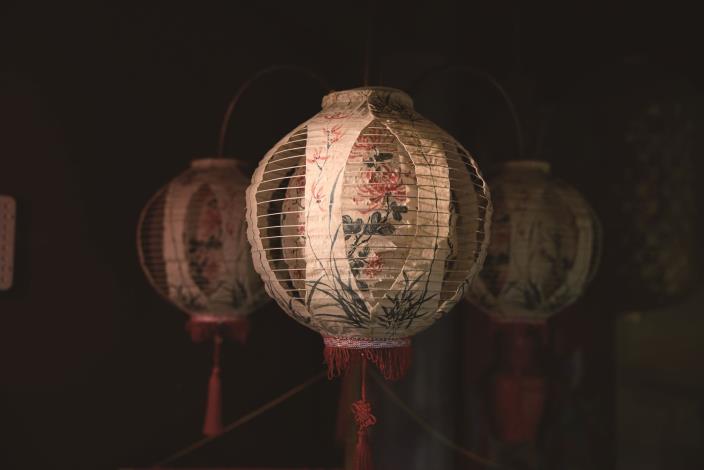 不起眼的廢材在林朝欽手中彷彿施了魔法，轉眼間即幻化成不同韻味的燈籠，不僅讓傳統工藝繼續傳承，也在人與人之間增添了靜謐的暖意。（張智傑攝）