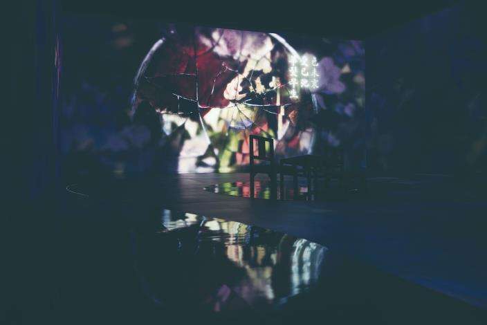 《三個人兒兩盞燈》落井的湘琪。（李佳曄攝／國光劇團提供）