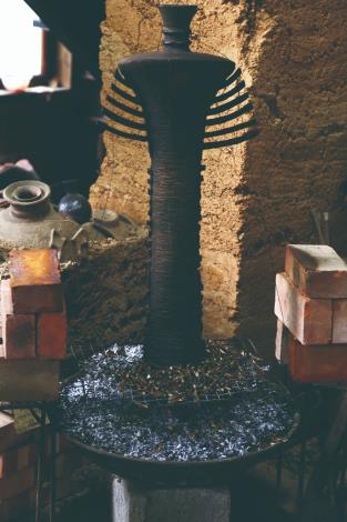 作品傳達對「式微的制度」、「部落的領袖耆老不再有絕對話語權」的議題。（楊為仁攝）